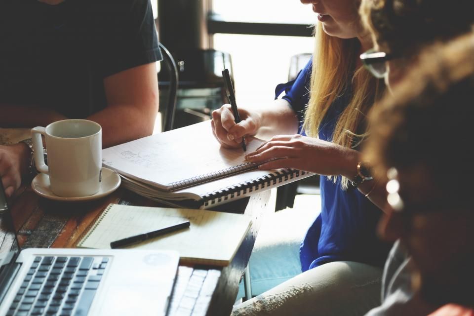 Une équipe travaille sur ses ordinateurs portables